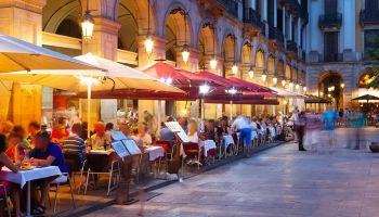 Plaça Reial por la noche