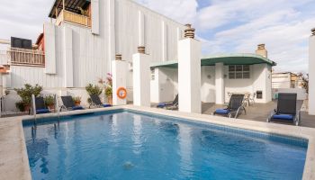 Piscine et solarium sur le toit